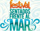 Festival sentados frente al mar